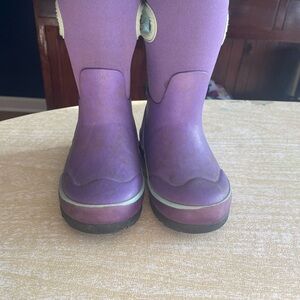 Bogs Purple snow Boots -32 treads are in excellent condition!!! Girls toddler 10
